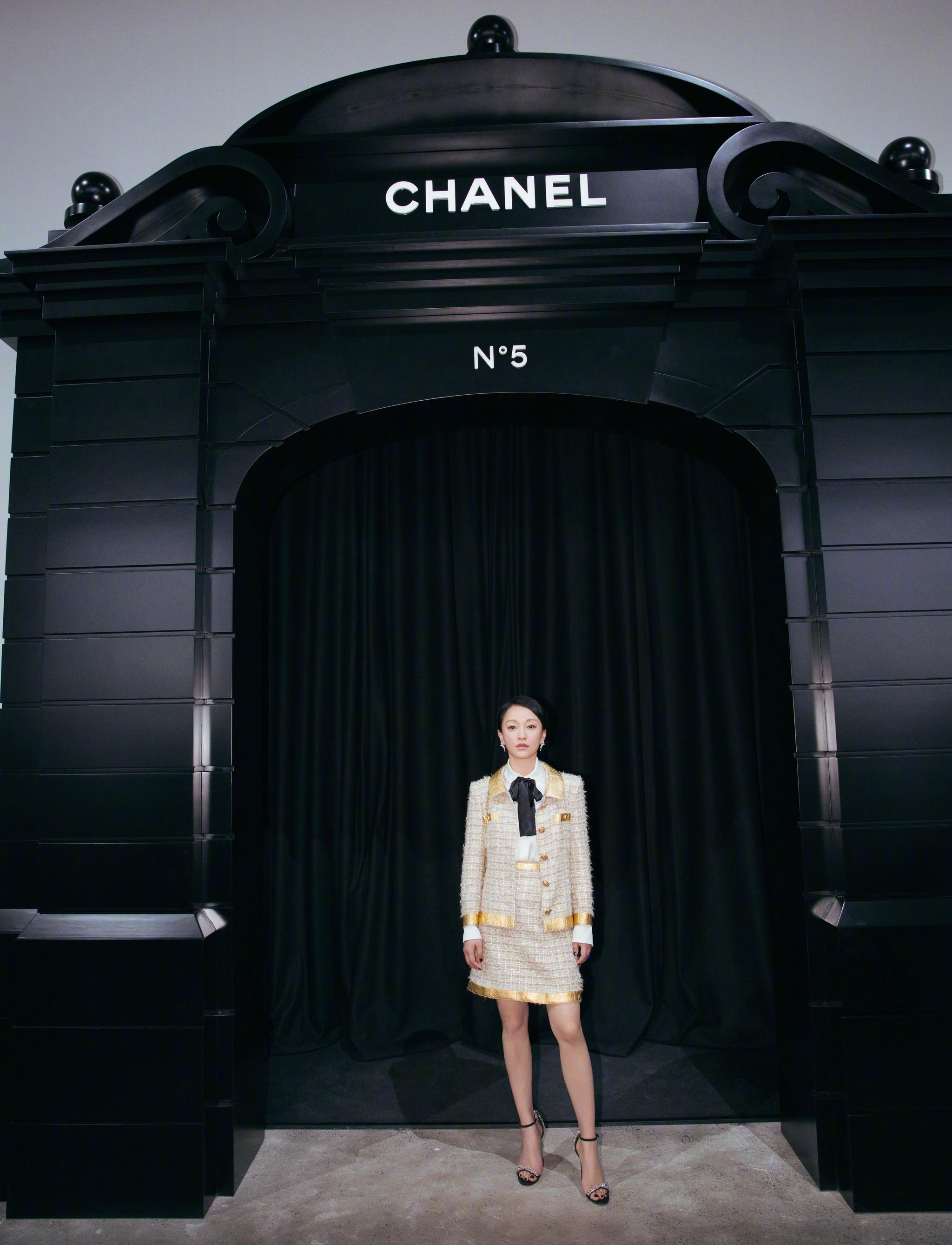 香奈儿品牌形象大使身穿chanel 2019"巴黎-纽约"高级手工坊系列外套