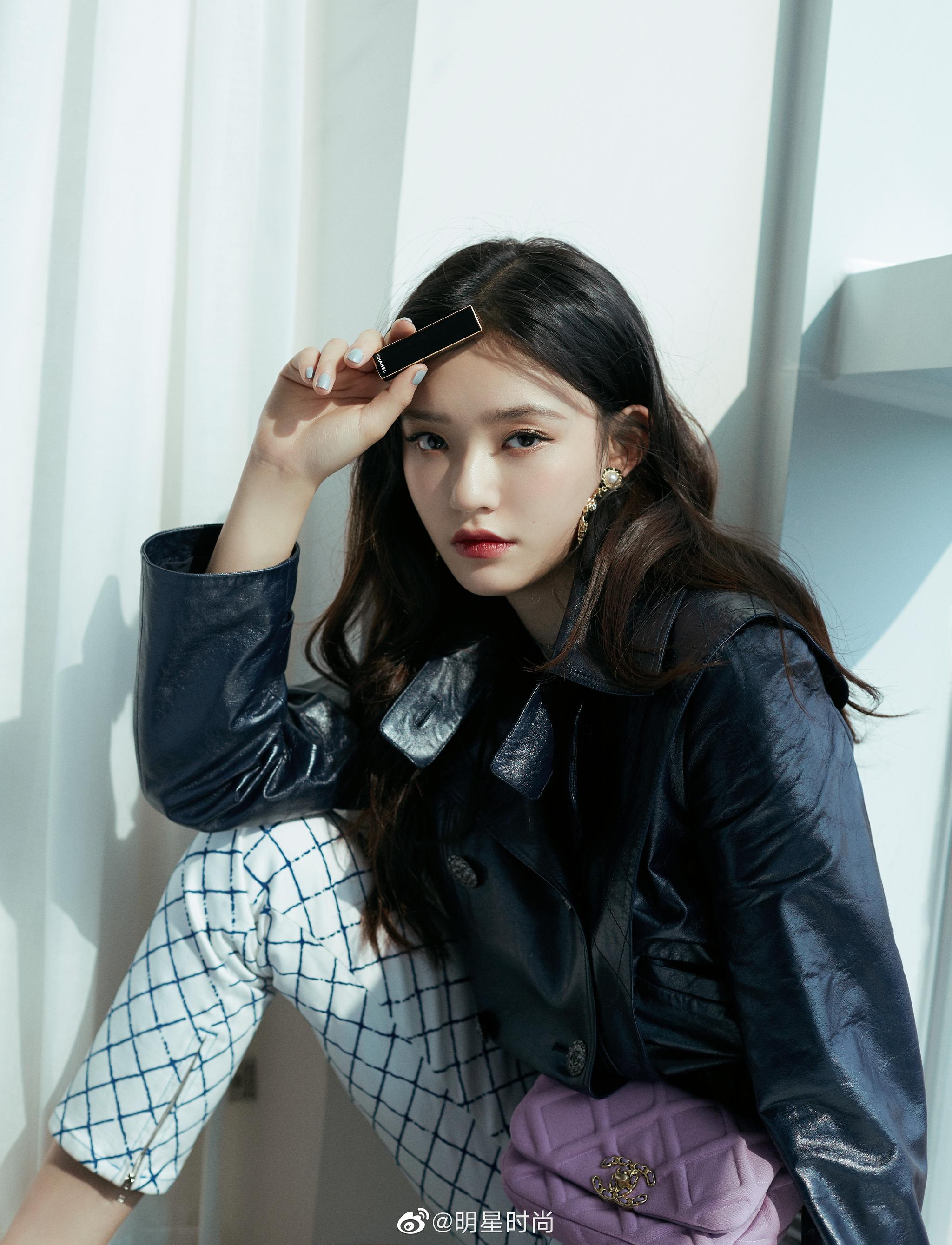 林允一身时尚飒酷ol风出席活动现场,菱格纹牛仔裤和高跟鞋轻熟优雅