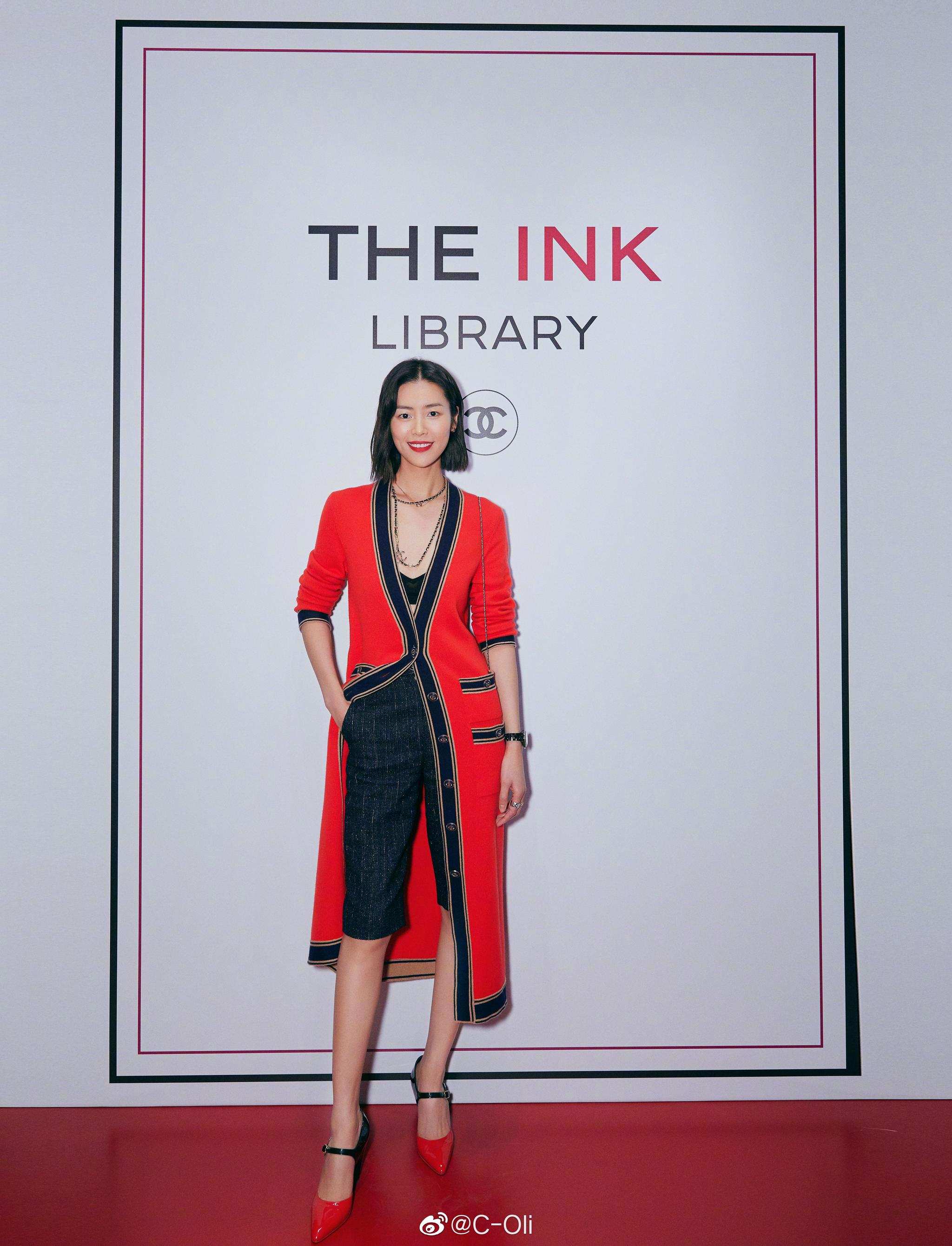 昨日香奈儿印记图书馆活动上的表姐 复古苹果红818色号,就是这么美