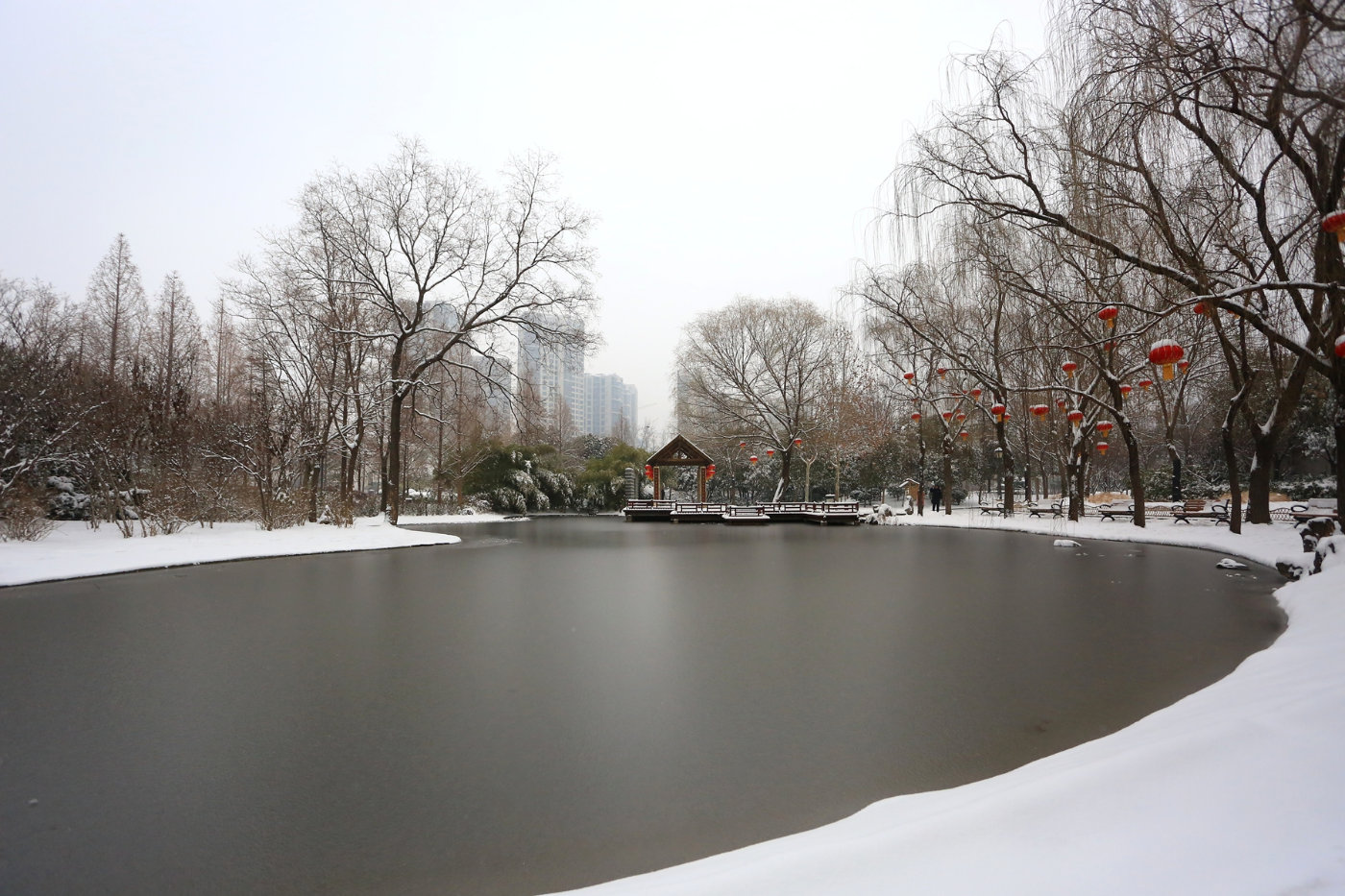时不时的可见游人来这里拍雪景,一场大雪为紧张的都市生活带来不少