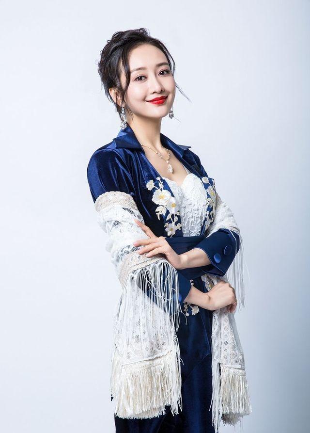 被王鸥美到了,《明星大侦探》里穿条纹睡衣也时髦到飞起