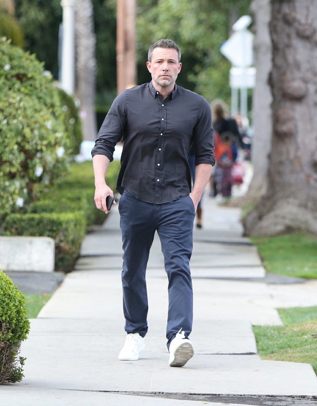 48岁本·阿弗莱克出街照!身高192蝙蝠侠肌肉身材,超有型男气场