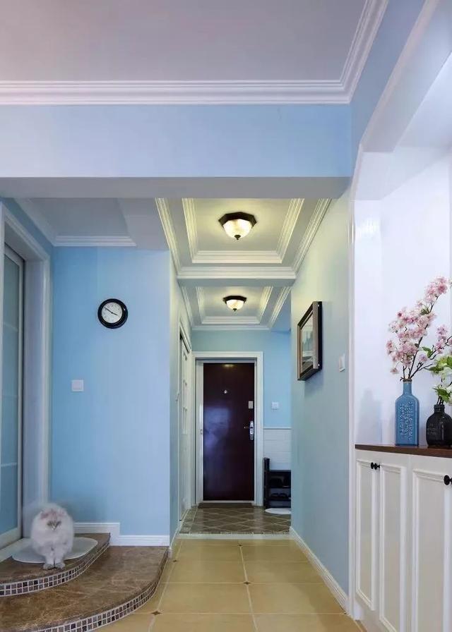 通常是进门两侧是客餐厅的户型,这个空间通常都比较大,要做吊顶的话