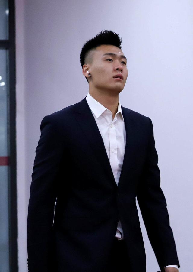 可以出道了!广东男篮化身"男模"身穿西装出场,胡明轩颜值超高