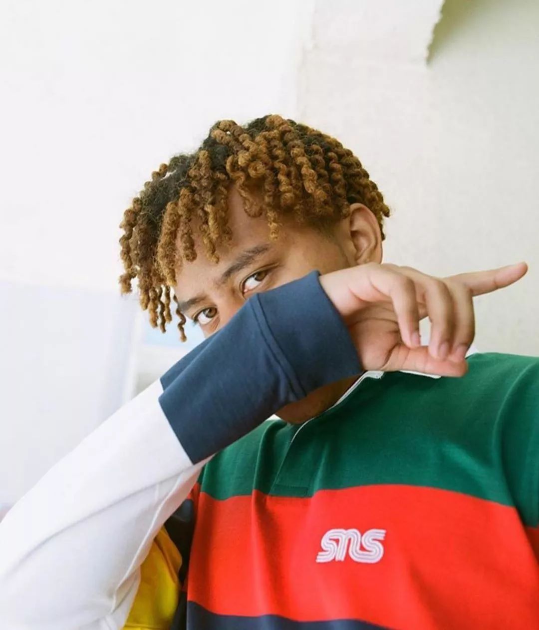 当代亚文化青年和嘻哈粉,是如何用手势交流的?