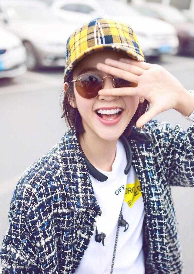 唐艺昕将刘海烫卷了,搭配短发俏皮又可爱,这发型一般人驾驭不来