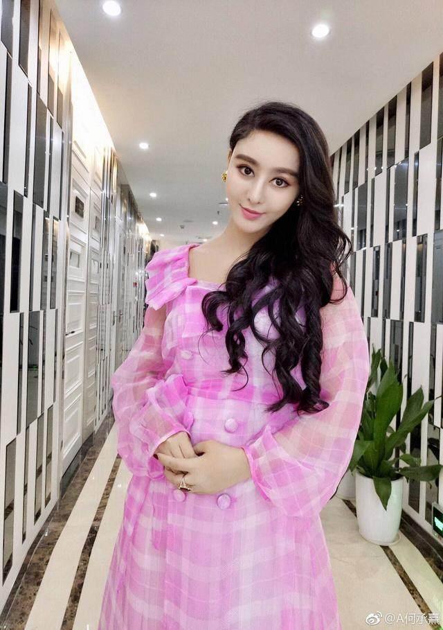 她用8年整成范爷, 还把老公整成李晨, 孩子出生暴露他们真实颜值!