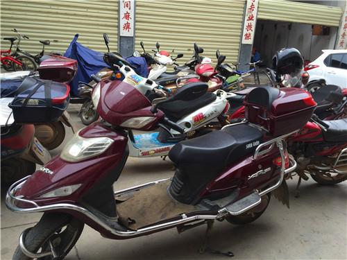 路边维修电动车的门口为什么会放很多旧电动车?看完就有答案了!