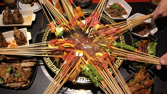 当成都老板爱上沈阳老雪他开的串串香店锅底都有1瓶大绿棒