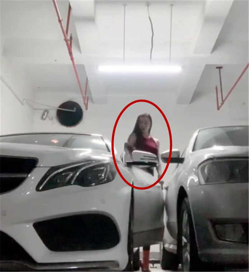 71万奔驰敞篷现车库,看到女车主身材那一刻,没想到比车还吸睛