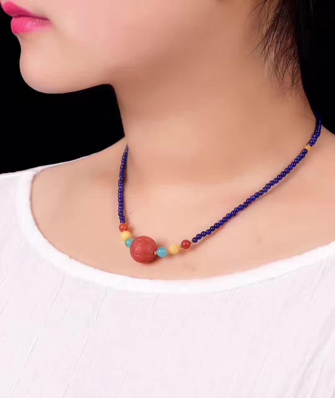 文玩界锁骨链三大件,蜜蜡,绿松石,南红,配件一般椰蒂或者椰壳