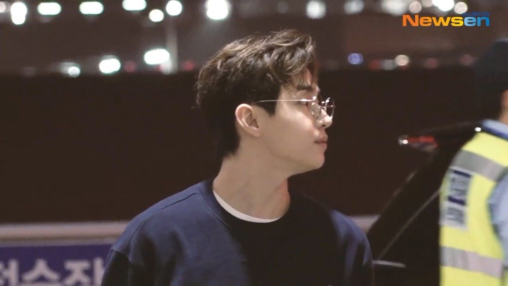 韩国男歌手刘宪华独自现身机场,戴着眼镜斯文又帅气!