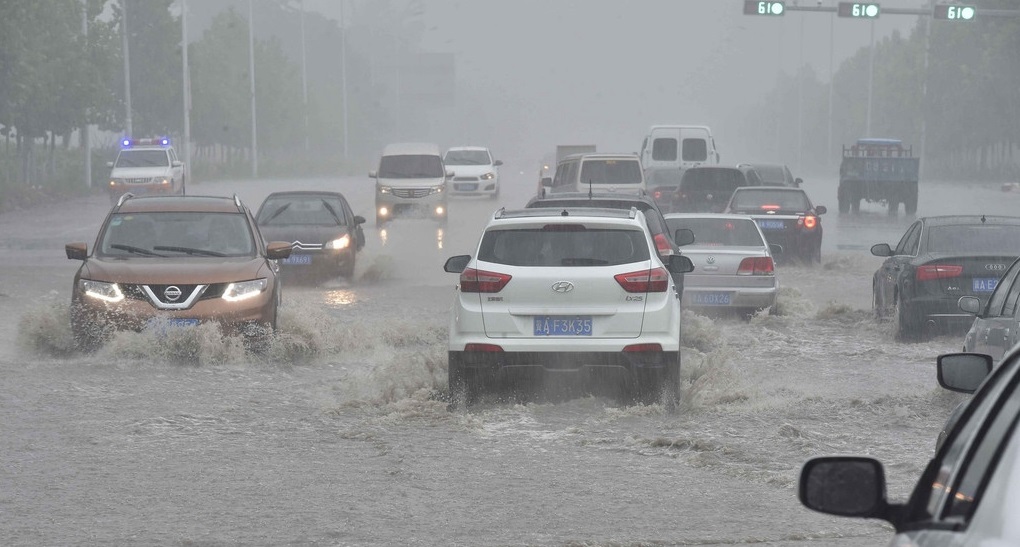遭遇暴雨天气,汽车在水中该怎么办?