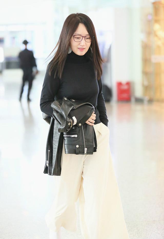 不老女神48岁杨钰莹戴眼镜显斯文长发披肩秀冻龄美颜