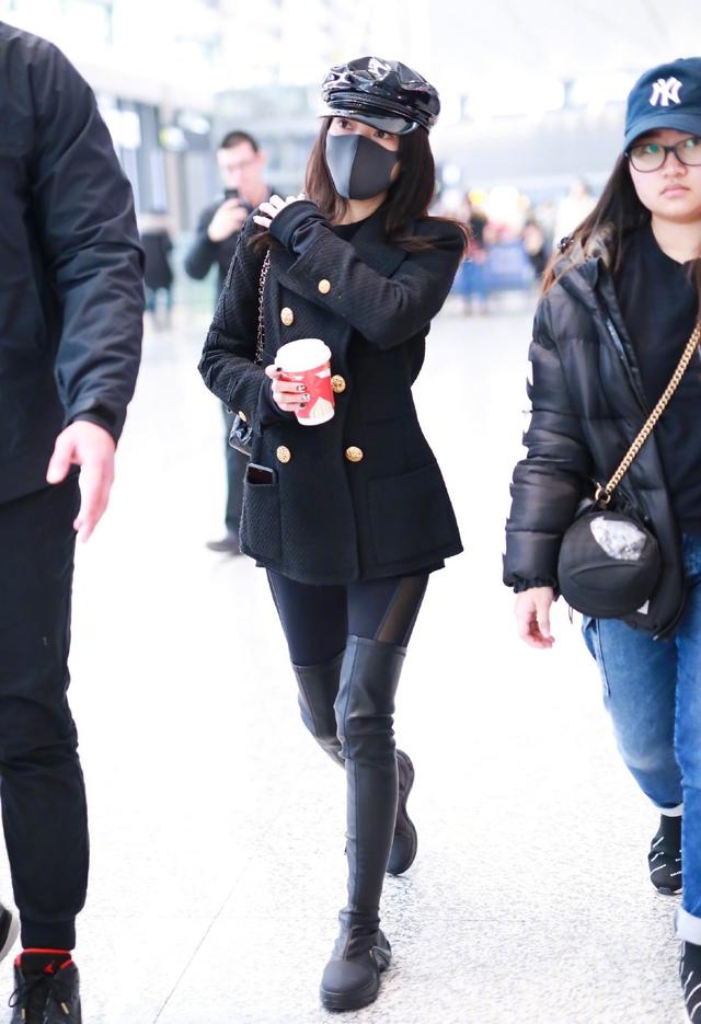 张韶涵真会穿,黑色外套搭配过膝靴穿出大长腿,很多明星也这样穿