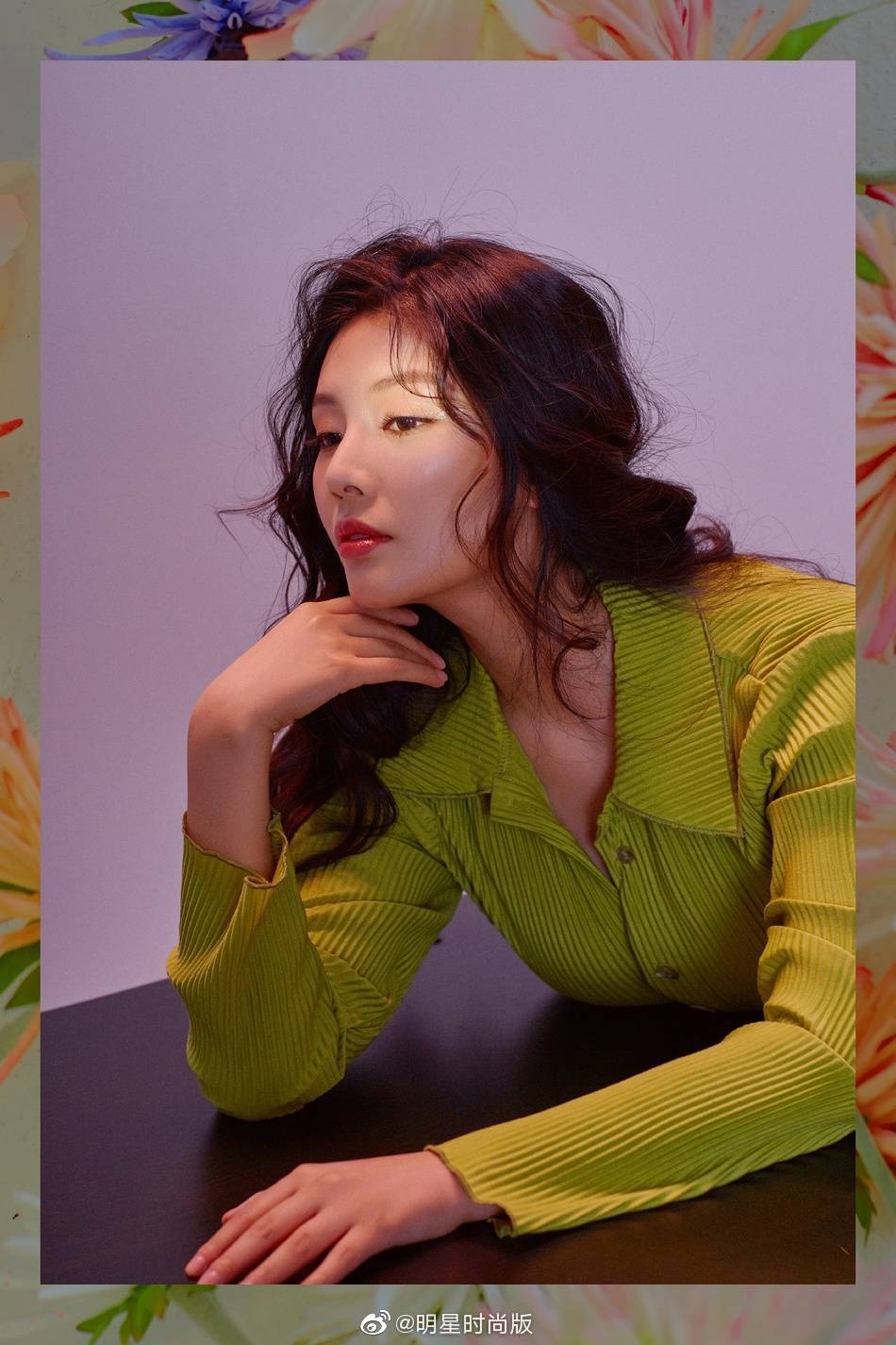 徐冬冬 时尚写真 卷发红唇侧颜完美 简约穿搭演绎港式复古风