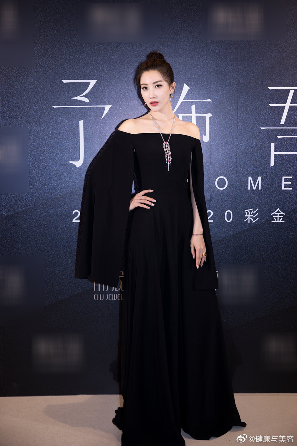 近日,殷旭现身苏州参加潮宏基潮流趋势发布会现场