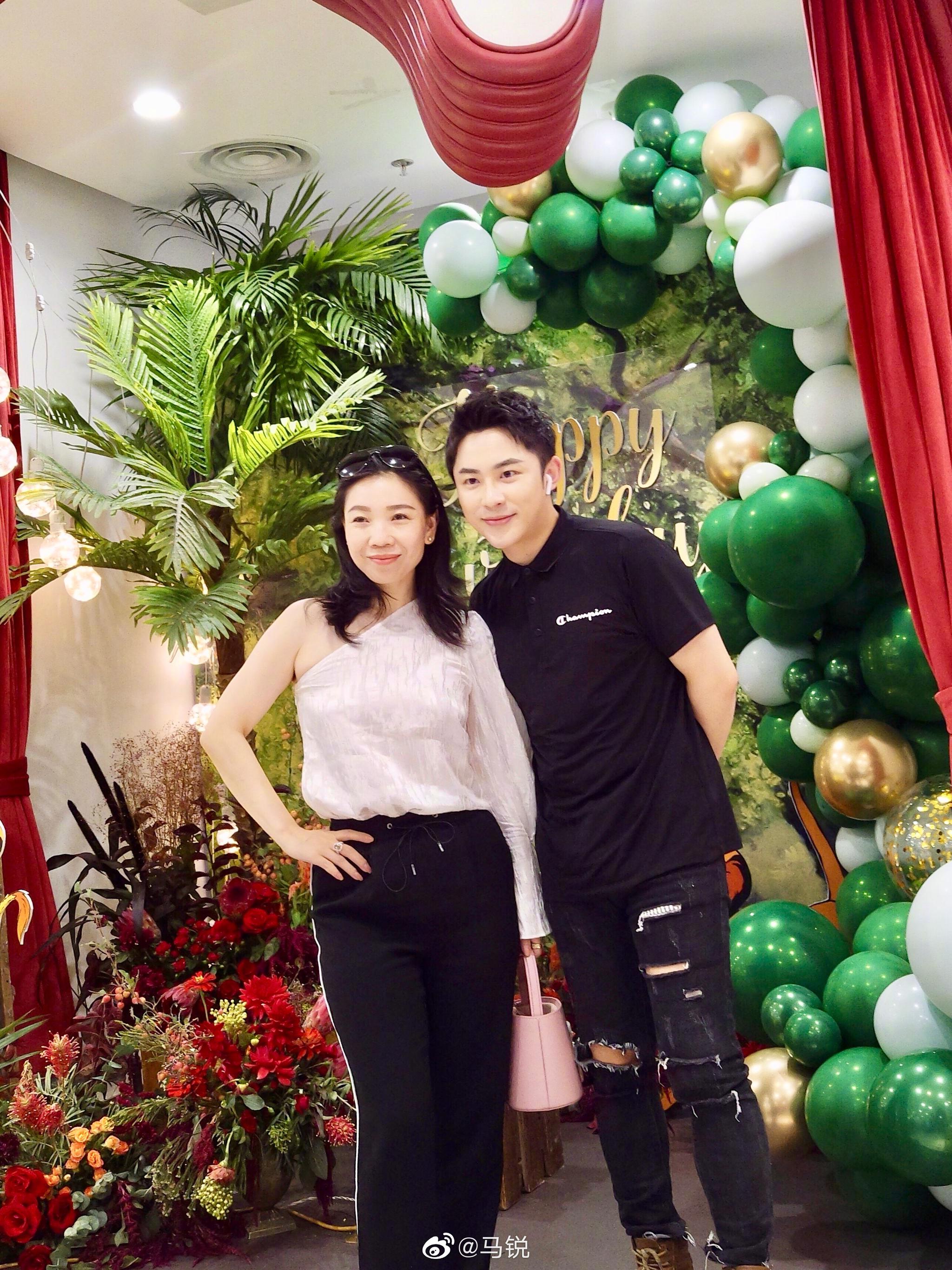 昨天的周岁宴张嘉倪买超sam幸福的样子很美好