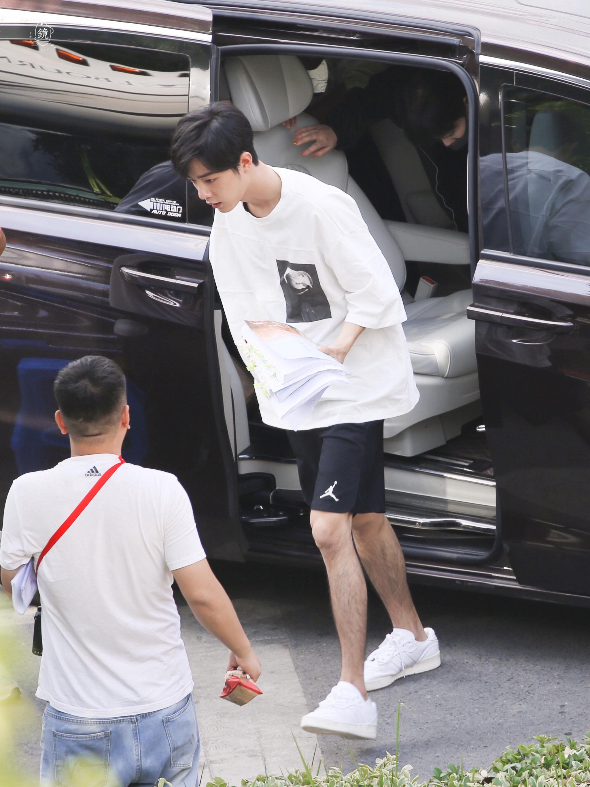 肖战上班饭拍今日份的认真演员战上线～做满标记的剧本战哥的山药腿