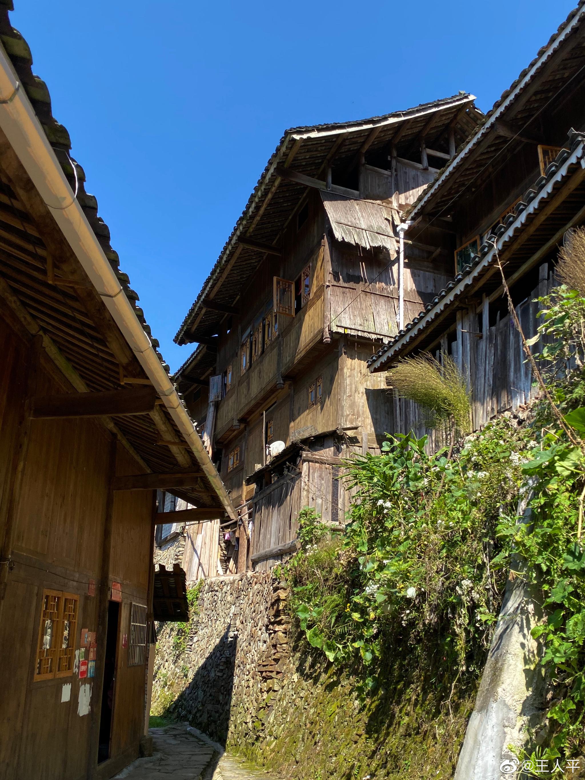 红阳苗寨地处黔东南苗族侗族自治州台江县东南部,海拔1000余米