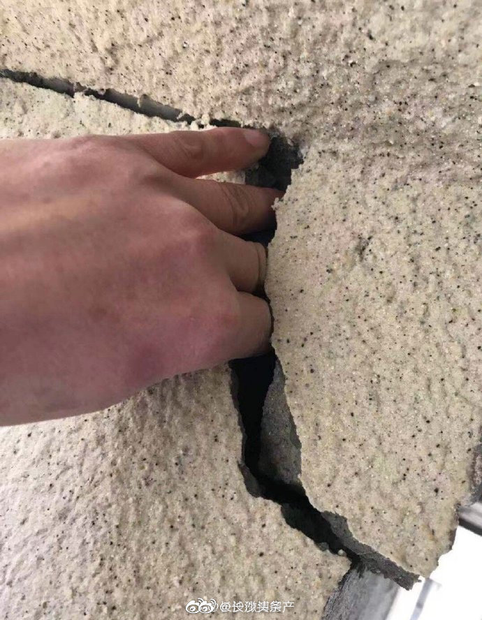 曝长沙某楼盘房屋楼板开裂最长裂缝贯穿整个房间求证