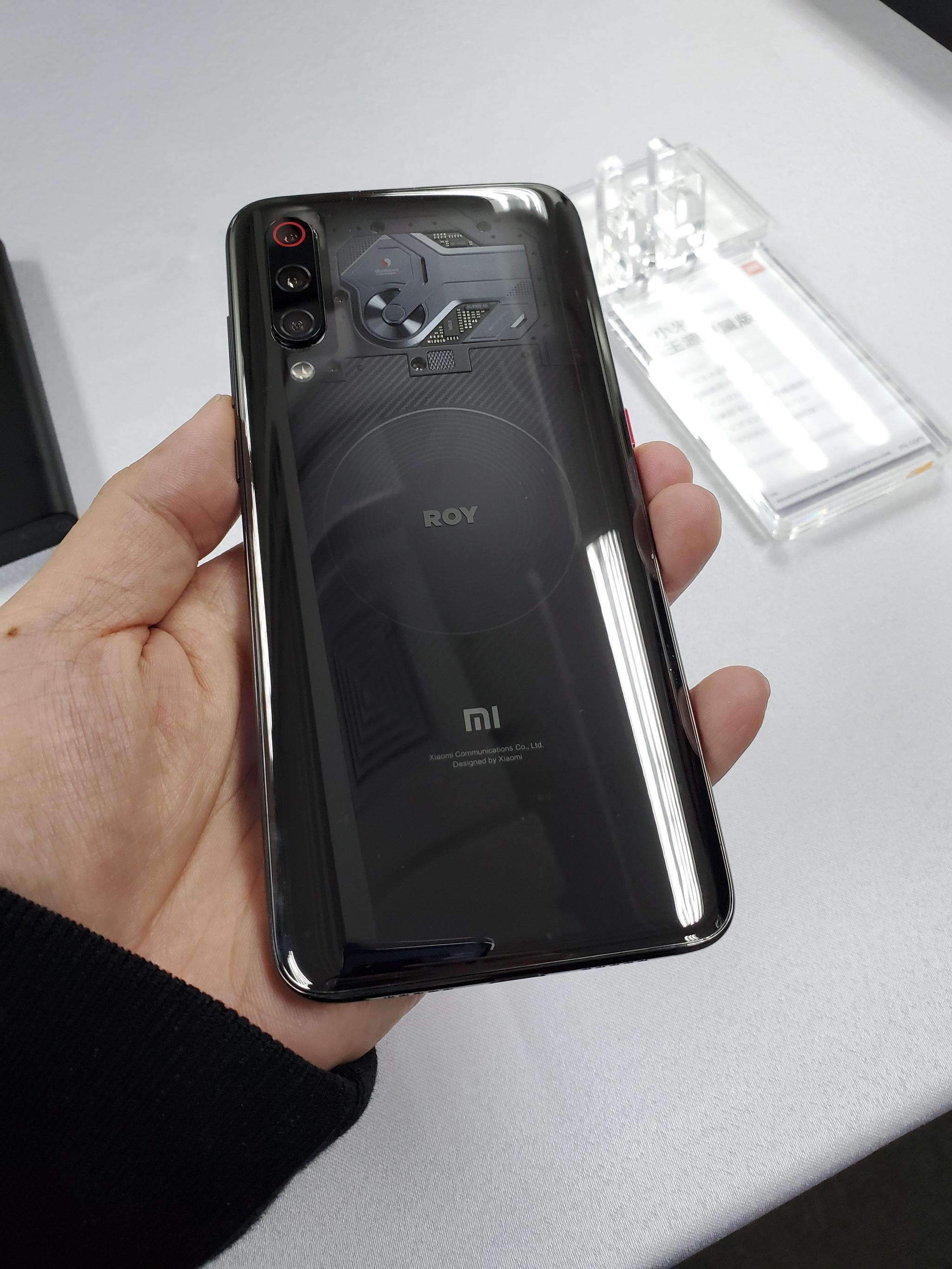 小米9王源限量版在小米9透明版的基础上做了相关定制