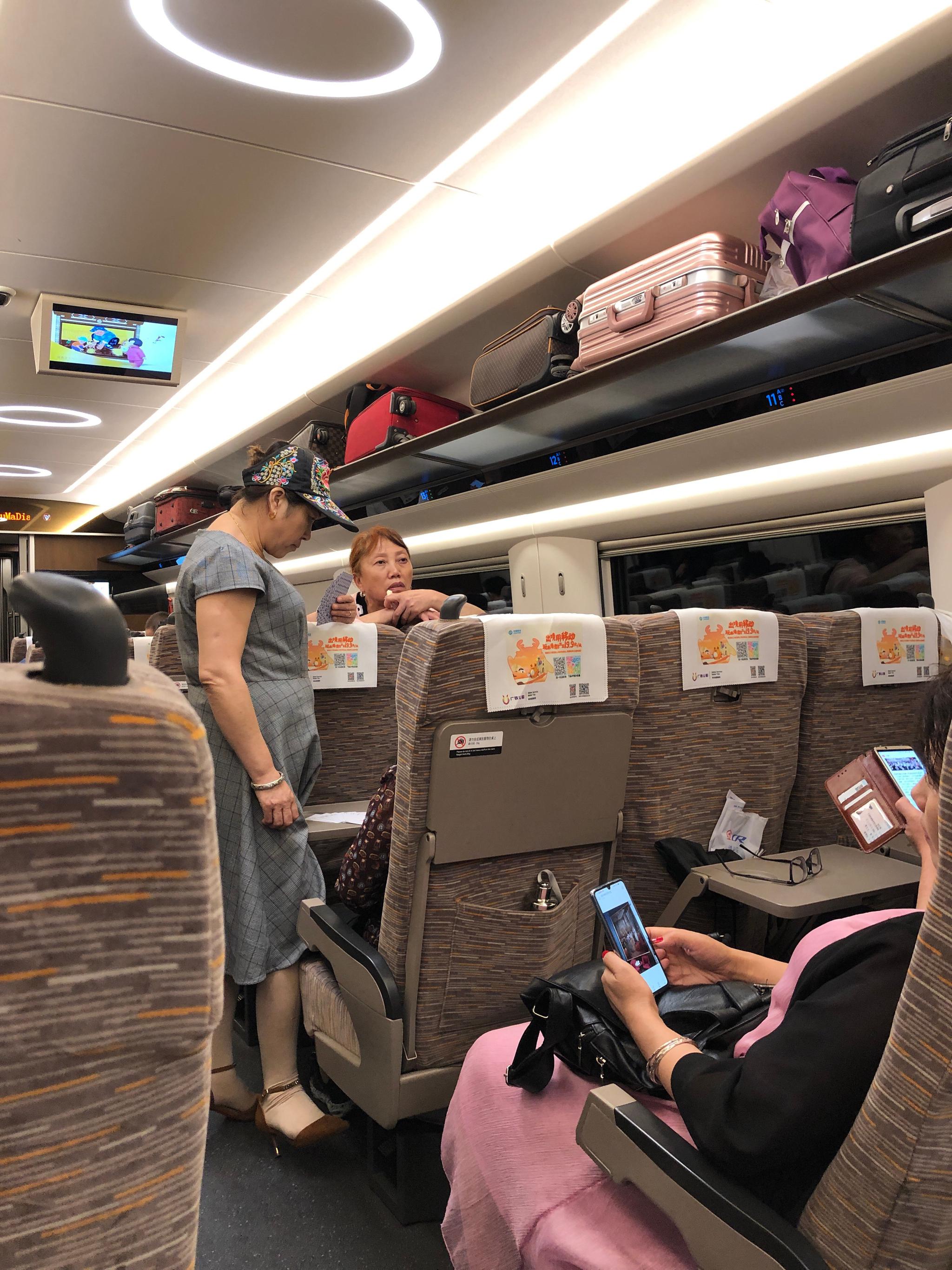 晚6点到达济南西的g2056次高铁列车上11车厢11排abcdf12排d乘客