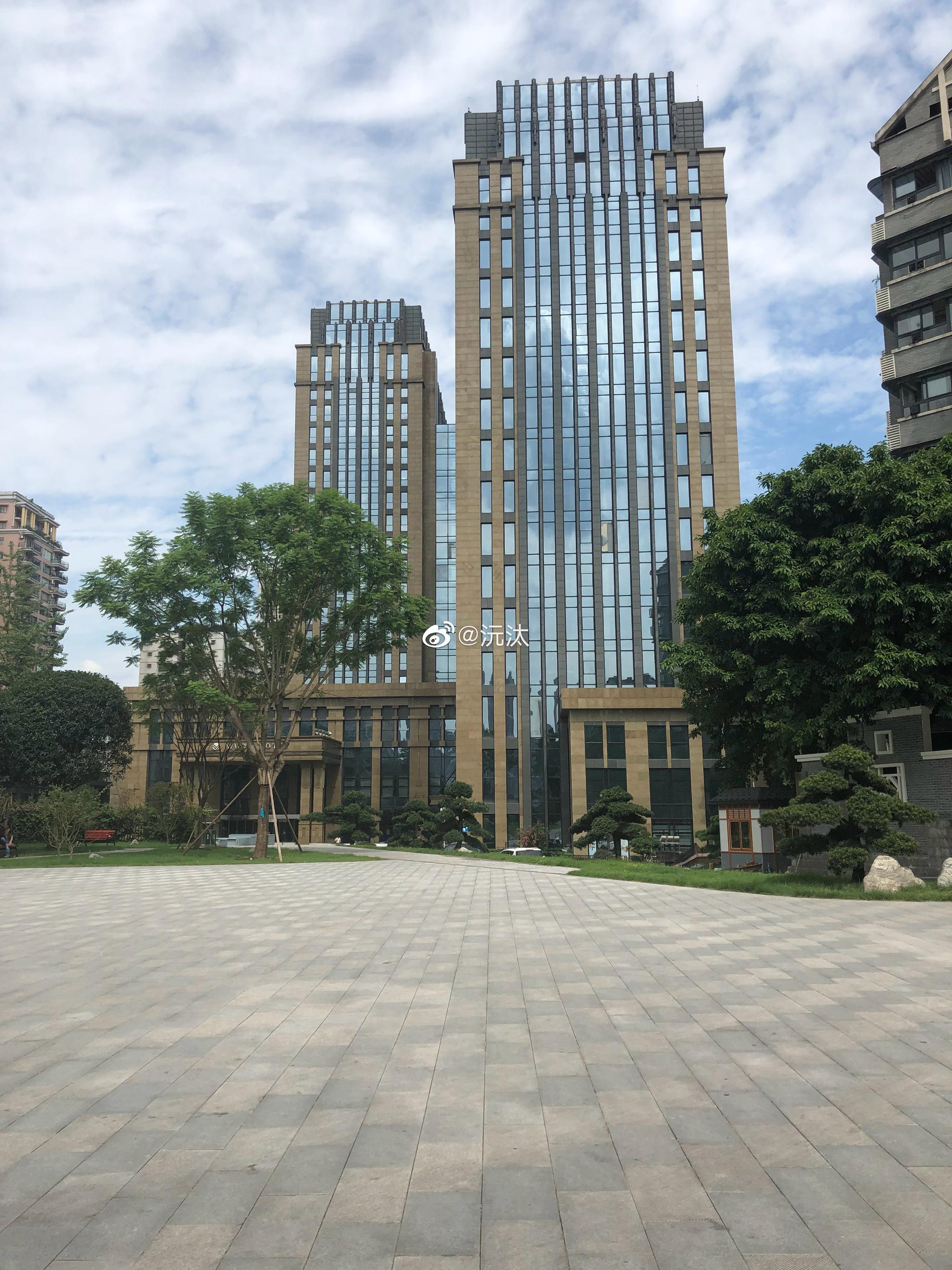 我来重庆的时候住在曾家岩50号旁边的雾都宾馆