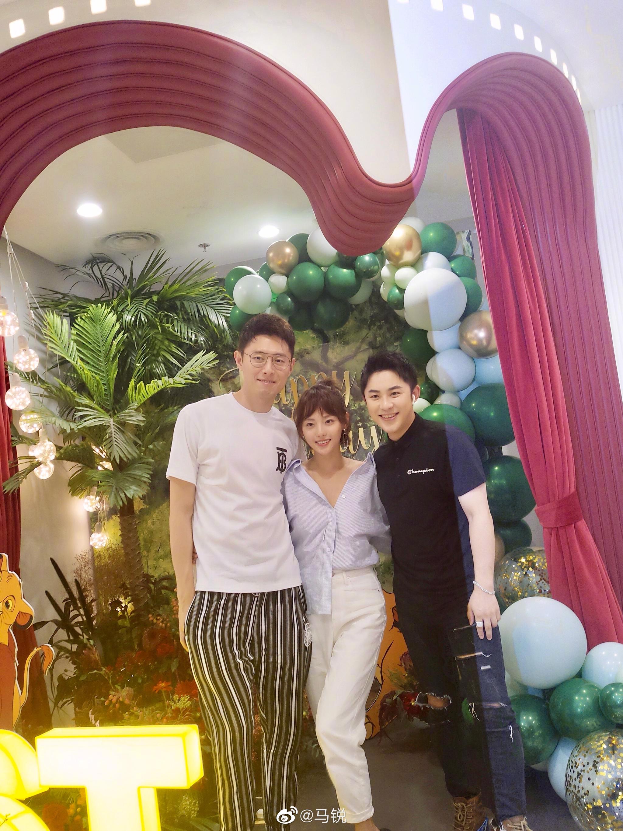 昨天的周岁宴张嘉倪买超sam幸福的样子很美好