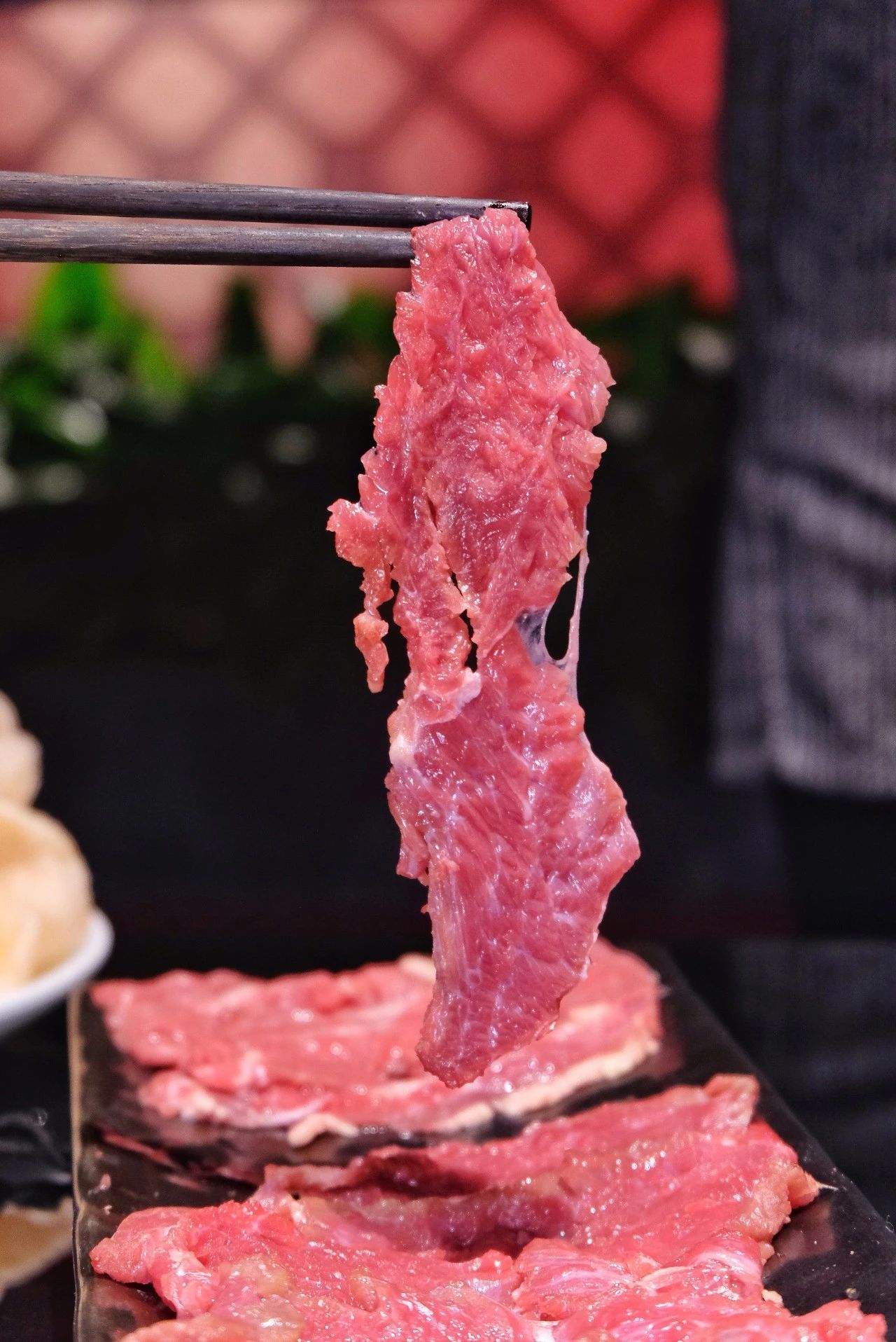 本身的油光,一盘好肉沾在盘上无论如何也不会滑落~鲜切吊龙入口鲜香