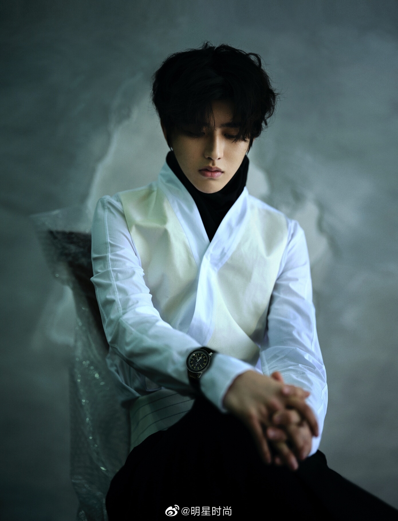 蔡徐坤时尚杂志大片,黑纱蒙眼,蓝红碰撞,光影交织