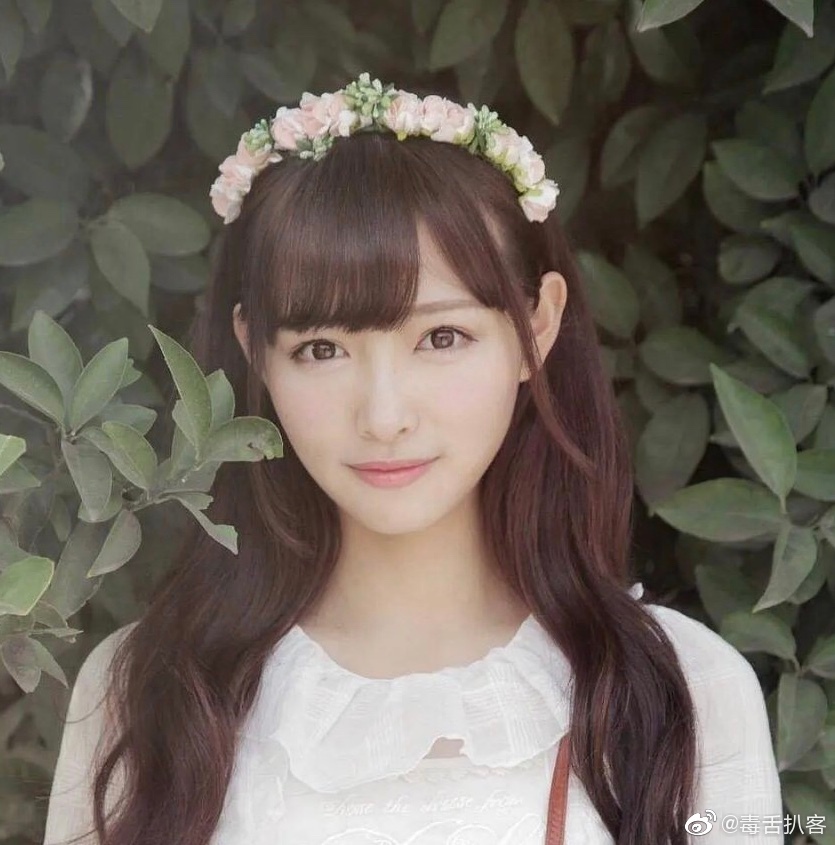 有网友说许佳琪这几张旧照很像唐嫣,你们觉得像吗?