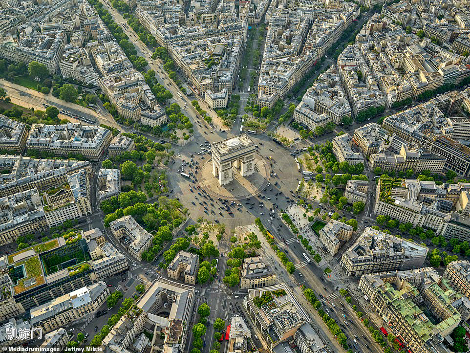 从空中俯瞰巴黎,会发现几乎完美的轴对称街道,这整齐度