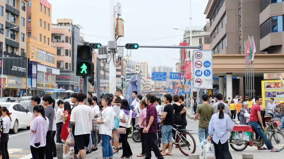 从百佳华到星港城,需要穿越人来车往的松岗桥底,短短的300多米,沿途却
