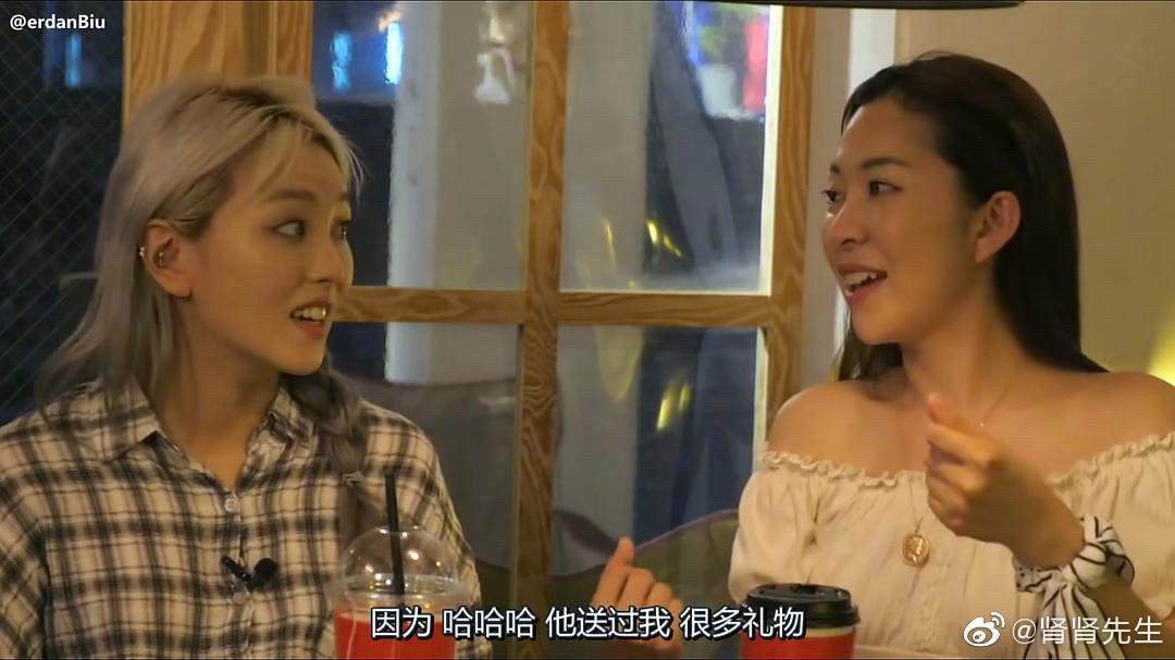 Tinder （图中右边的女生）和Kpop的一位男明星谈恋爱