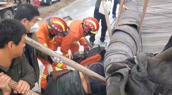 机器前要对设备提前做好安全检查    避免使用时发生意外 造成事故的