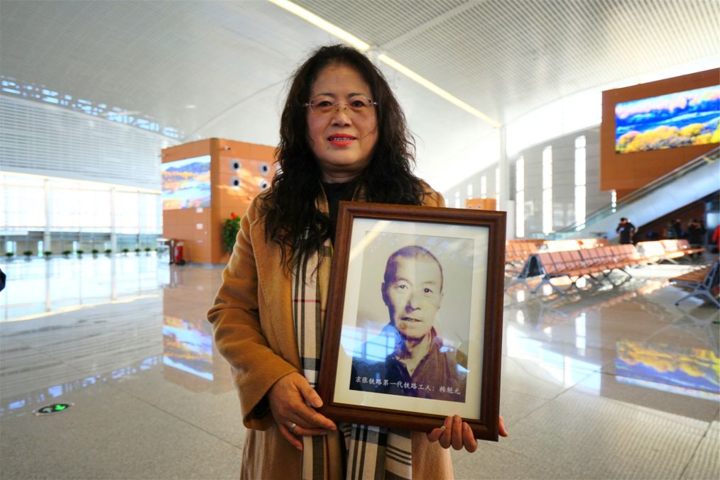 韩永华的爷爷也是第一代京张铁路建设者,今天她特意抱着一张爷爷的