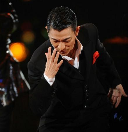 刘德华演唱会结束后, 粉丝不忍离去, 华仔孩子气"耍赖"获狂赞