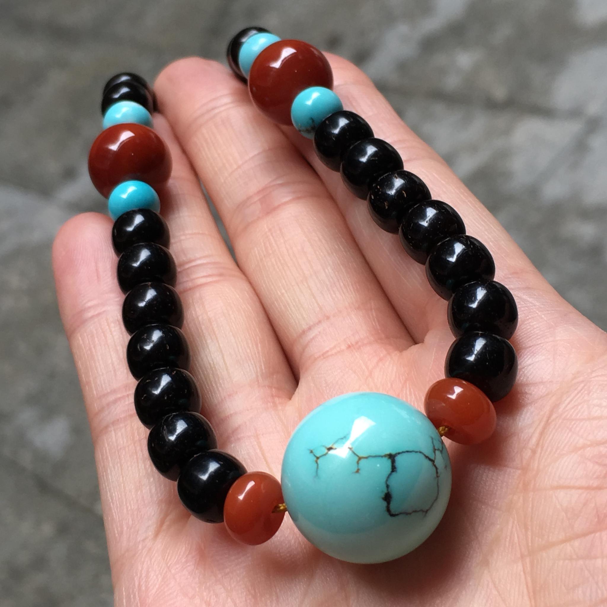 文玩界锁骨链三大件,蜜蜡,绿松石,南红,配件一般椰蒂或者椰壳