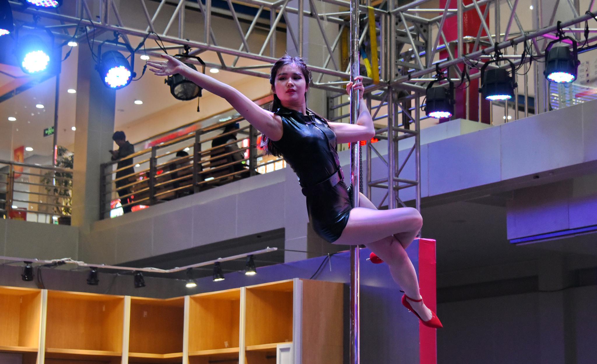 56名钢管舞选手同台竞技 炫酷舞姿爆红网络|钢管舞|于飞|吉林省_新浪