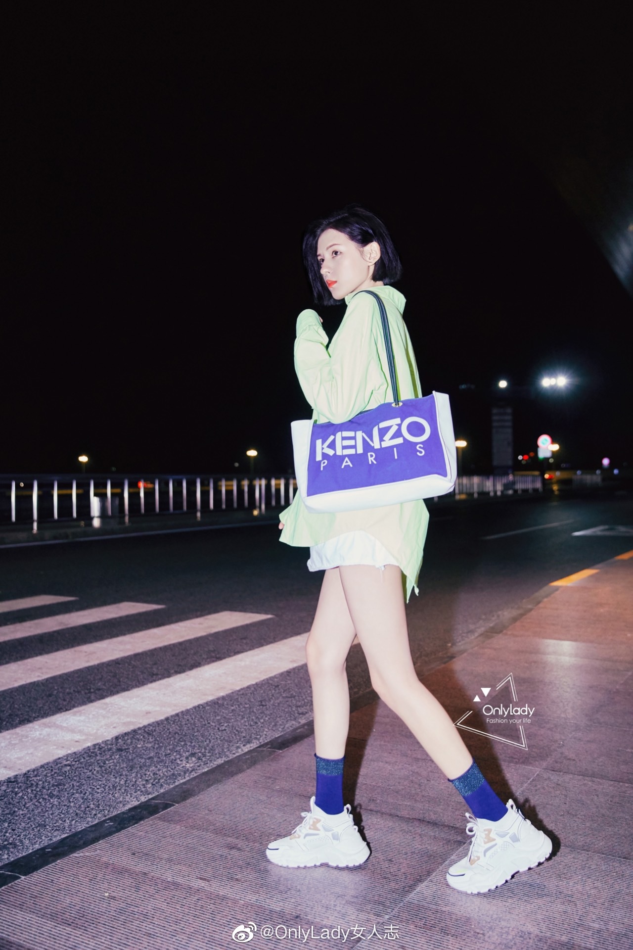张予曦 出发巴黎,身穿@kenzo 衬衫短裤配运动鞋