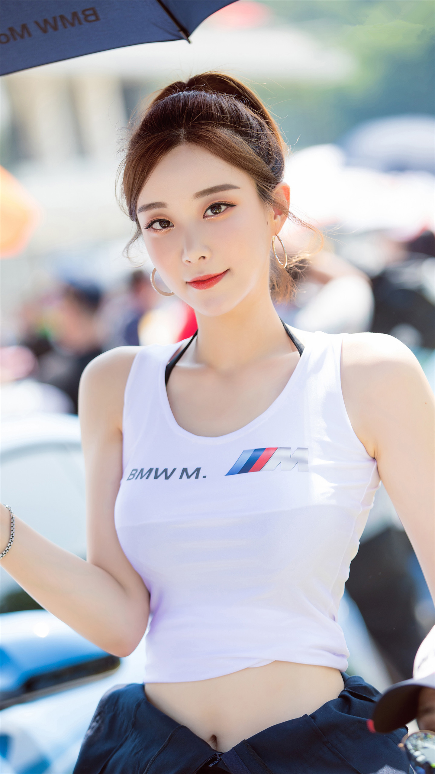 不愧是一位运动型的美女呢,就算是这样单单地看着她也觉得正能量满满