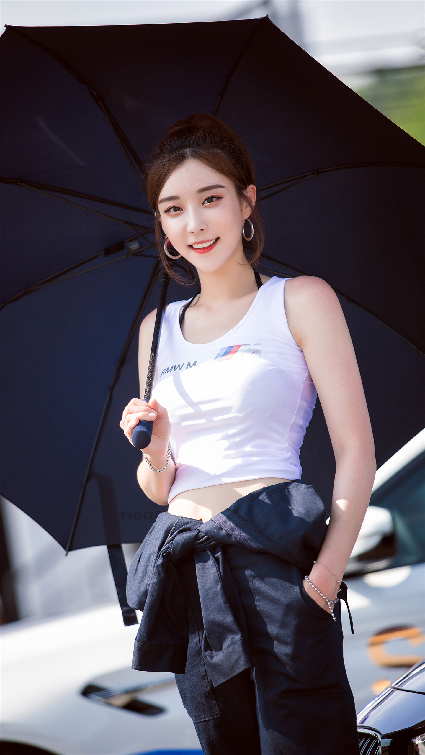 白色吊带背心炫腹达人,运动型美女,燃烧你的卡路里