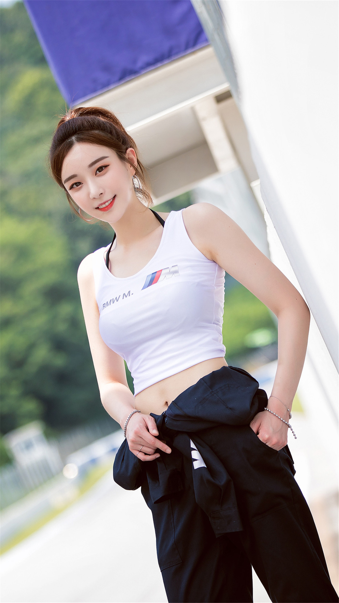 白色吊带背心炫腹达人,运动型美女,燃烧你的卡路里