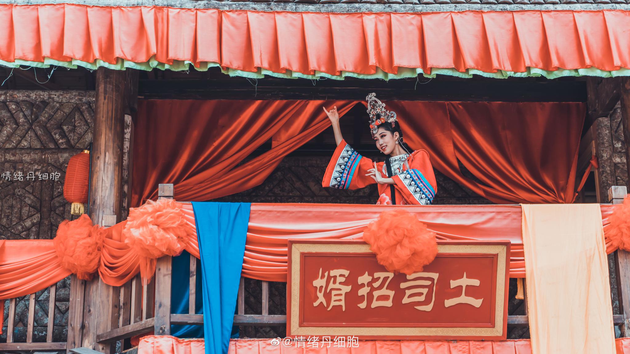 一场趣味十足的古代招亲在彩楼广场上演高高的绣楼上