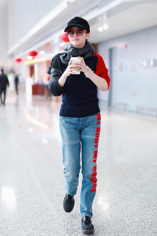 许晴机场漫步拼色毛衣配印花牛仔裤长腿细腰身材惹人羡慕