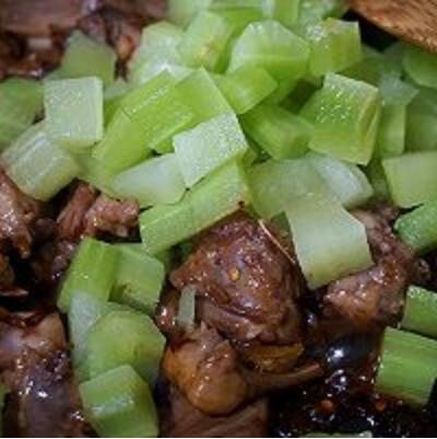 青笋兔肉,做法简单,好吃还下饭,十分美味,是减肥爱好者的最爱