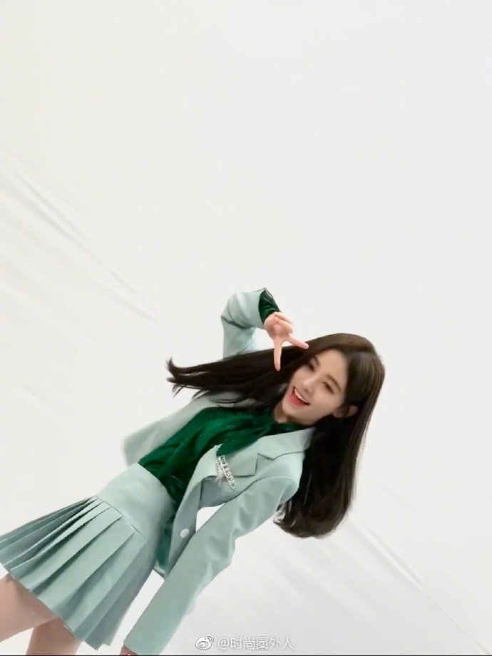 穿绿色制服 长发飘飘精致五官 清纯动人的美少女 穿绿色制服 长发飘飘精致五官 清纯动人的美少女