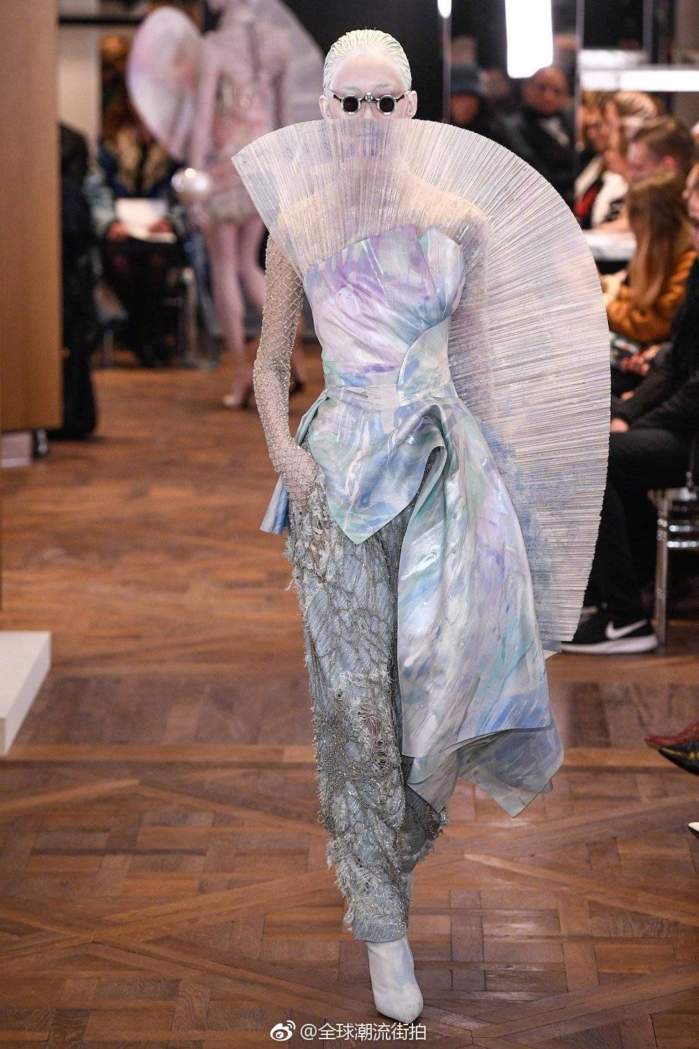 巴黎高定时装周Balmain 2019春夏高定系列这个系列难道是神仙科技感|高定|神仙|科技_新浪新闻