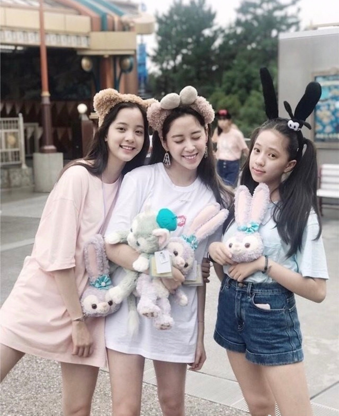 欧阳娜娜三姐妹合体,三人上半张脸竟是同款,妹妹牙齿矫正后逆袭